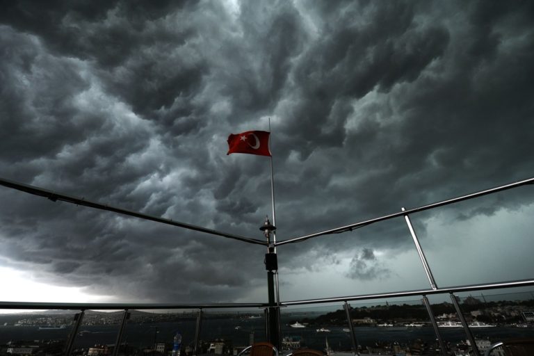 Türkiye’nin üzerinde kara bulutlar