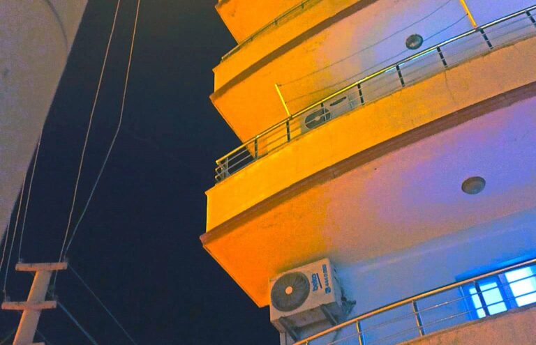 Balkondan Elektrik Hattına Müdahale Tüm Mahalleyi Kararttı