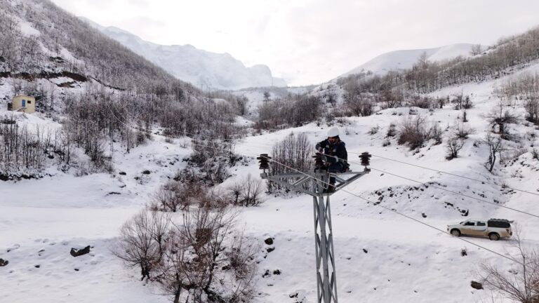 Tunceli’nin Kapalı Köy Yollarında Enerji Hattı Operasyonu